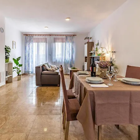 Apartamento 2 Bedroom Beautiful In Pula