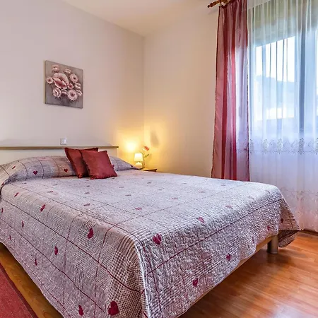 2 Bedroom Awesome In דירה פולה