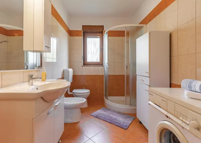 2 Bedroom Beautiful In Apartman Póla
