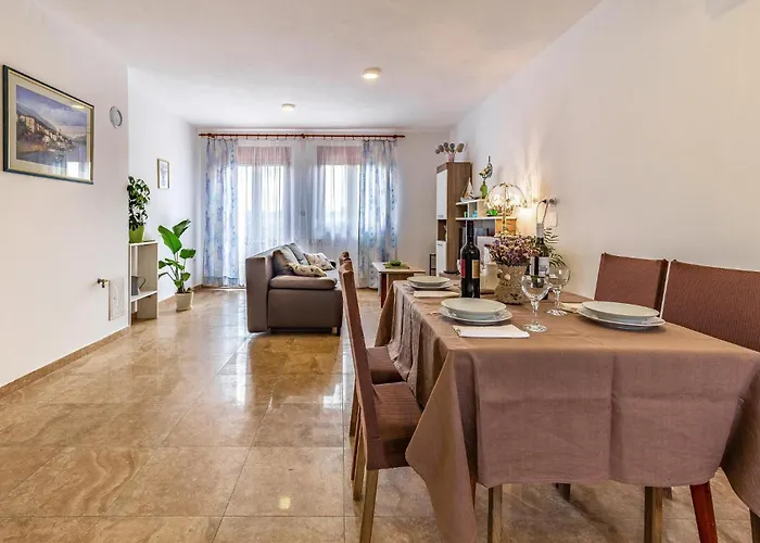 דירה 2 Bedroom Beautiful In פולה