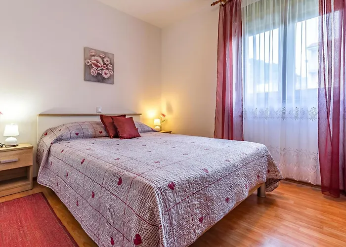2 Bedroom Beautiful In דירה פולה