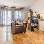 2 Bedroom Beautiful In Apartamento