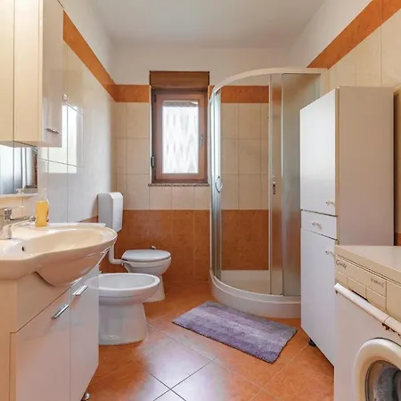 2 Bedroom Beautiful In Appartement Pula