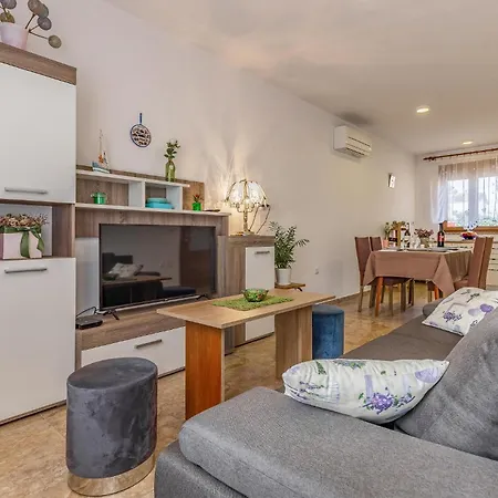 2 Bedroom Beautiful In Pula