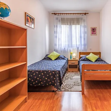 2 Bedroom Beautiful In Appartement