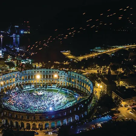 2 Bedroom Beautiful In Appartement Pula