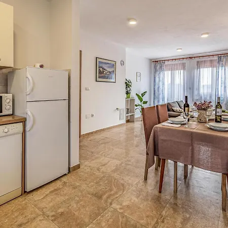 Appartement 2 Bedroom Beautiful In Pula