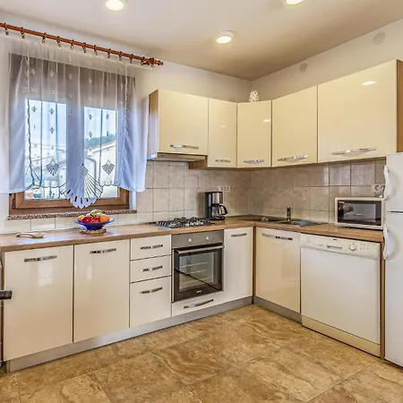 2 Bedroom Beautiful In Pula